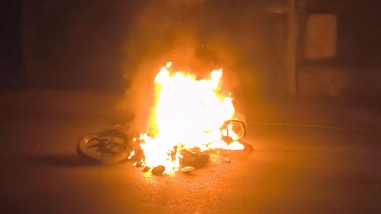 Fatehpur News: फतेहपुर में भीषण सड़क हादसा, बाइक बनी आग का गोला, पढ़ें पूरा मामला