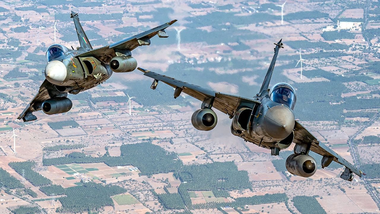 ‘फाइटर’ एक हाई-ऑक्टेन एक्शन-थ्रिलर फिल्म है, जिसमें ऋतिक रोशन, दीपिका पादुकोण और अनिल कपूर मुख्य भूमिकाओं में हैं। यह फिल्म भारतीय वायुसेना के पायलटों के साहस और बलिदान को दिखाती है और इसकी कहानी 2019 के पुलवामा हमले और बालाकोट एयर स्ट्राइक से प्रेरित है। इसे नेटफ्लिक्स पर देखा जा सकता है। (Img Source: Google)