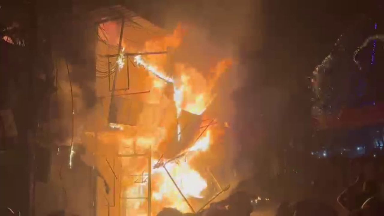 हल्द्वानी के रजाई-गद्दों की दुकान में अचानक लगी भीषण आग, लोगों की तत्परता से टली बड़ी विपत्ति; जानें हादसे का कारण