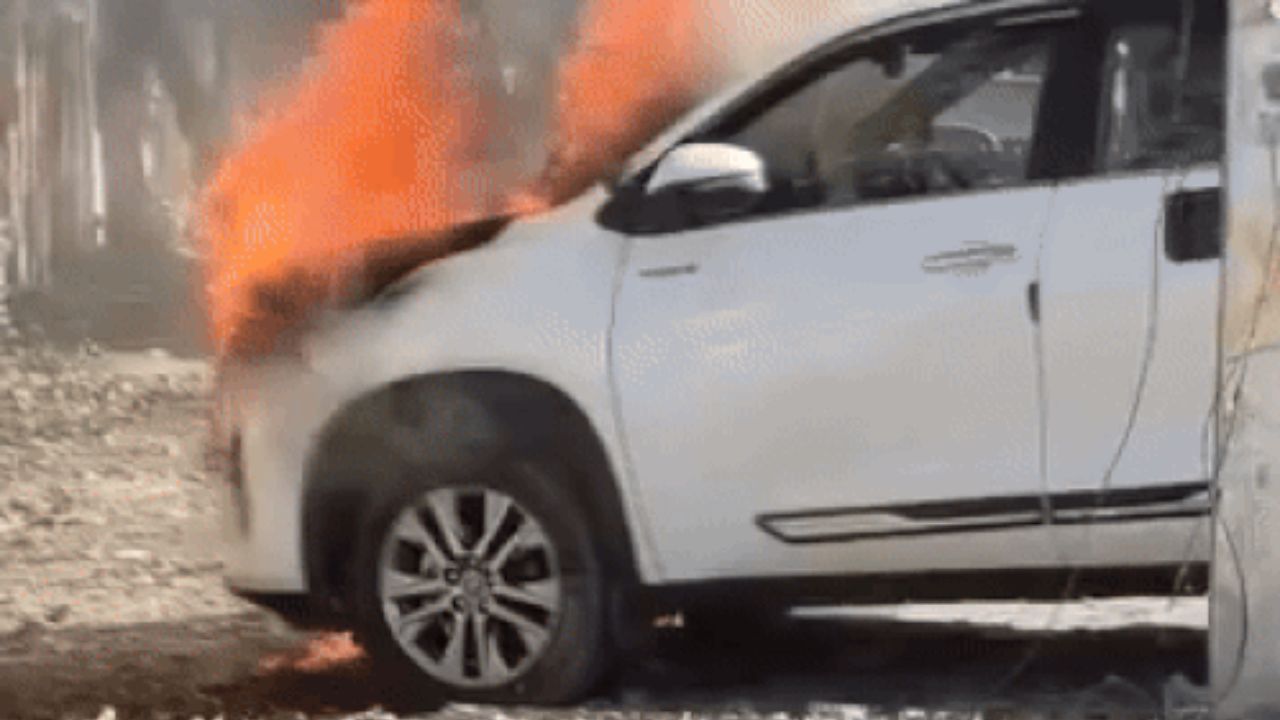 हल्द्वानी में सड़क किनारे खड़ी इनोवा बनी आग का गोला, मिनटों में जलकर खाक हुई कार, पढ़ें पूरी खबर