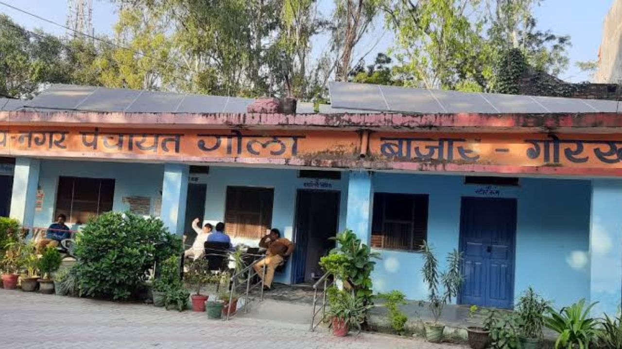 सरयू में जहर घोलता सिस्टम: गोला नगर पंचायत पर आरोप, खुलेआम नदी में उड़ेली जा रही शौचालय की गंदगी