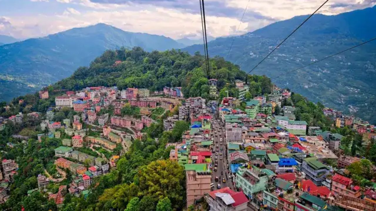 गंगटोक उन चुनिंदा हिल स्टेशनों में शामिल है जहां ठंड तो होती है, लेकिन मनाली-शिमला जैसी भारी बर्फबारी और ट्रैफिक की समस्या नहीं होती। साफ-सुथरी सड़कें, शांत वातावरण, व्यवस्थित टूरिज्म सिस्टम और स्थानीय लोगों की मेहमाननवाजी इसे फैमिली और कपल ट्रिप दोनों के लिए परफेक्ट बनाती है। यहां आप प्रकृति, संस्कृति और शांति का अनोखा मेल महसूस कर सकते हैं। (Img Source: Google)