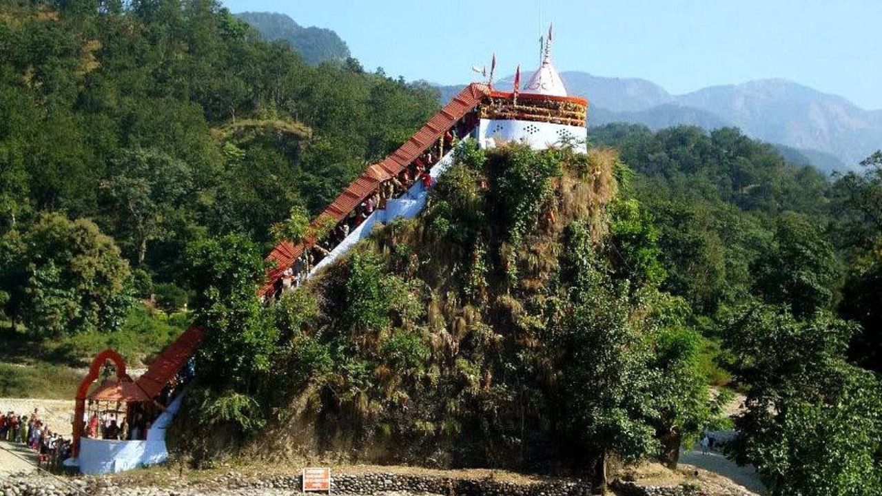 नदी के बीच बसा ऐसा मंदिर, जहां 90 सीढ़ियां तय करते ही बदल जाती है श्रद्धालुओं की किस्मत