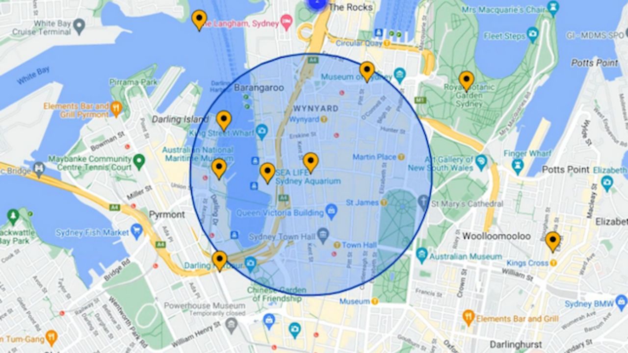 Google ने नेविगेशन को और आसान बनाने के लिए एक नया बदलाव भी किया है। अब रास्ता बताते समय मीटर या दूरी की जगह आसपास के लैंडमार्क का इस्तेमाल किया जाएगा। जैसे “100 मीटर बाद बाएं मुड़ें” की बजाय “पेट्रोल पंप के बाद दाएं मुड़ें” कहा जाएगा। हालांकि यह सुविधा फिलहाल कुछ ही देशों में उपलब्ध है। (Img Source: Google)