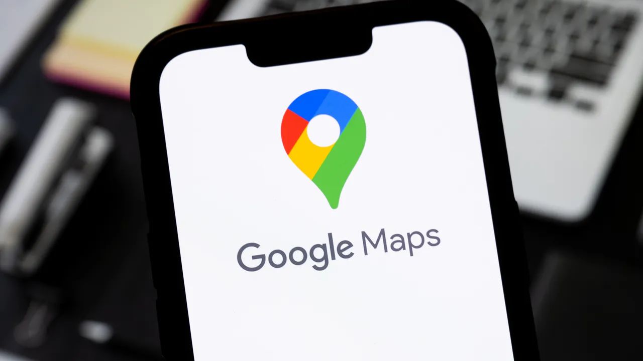 Gemini अब Google Maps के पुराने वॉयस कमांड सिस्टम की जगह ले रहा है। यह Google की दूसरी कनेक्टेड सर्विसेज से भी जानकारी लेकर जवाब देता है। यूजर्स इससे पार्किंग, आसपास के रेस्टोरेंट, EV चार्जिंग स्टेशन और पेट्रोल पंप जैसी ट्रिप से जुड़ी अहम जानकारियां भी आसानी से पूछ सकते हैं। (Img Source: Google)