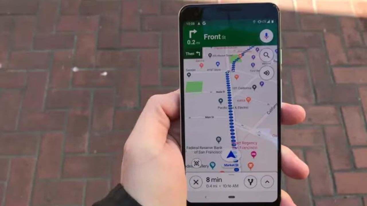 साइकिल चलाते समय Gemini AI पूरी तरह हैंड्स-फ्री सपोर्ट देता है। यूजर उससे अनुमानित पहुंचने का समय पूछ सकता है, अगली मीटिंग की जानकारी ले सकता है या किसी कॉन्टैक्ट को मैसेज भेजने के लिए कह सकता है। Gemini खुद ही मैसेज भेज देगा, जिससे साइकिल चालक का ध्यान सड़क से नहीं हटेगा और सुरक्षा बनी रहेगी। (Img Source: Google)