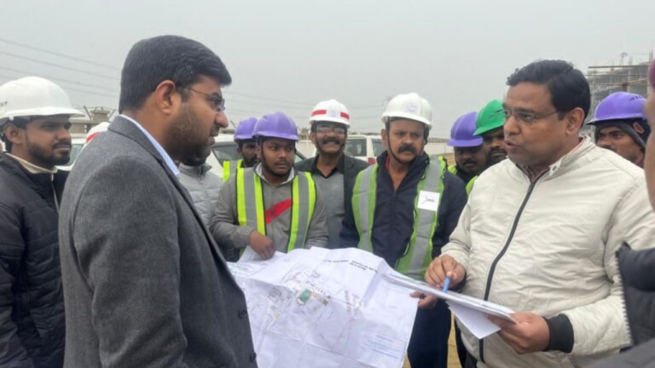 Gorakhpur: डीएम के औचक निरीक्षण से भौचक अफसर, जिम्मदारों को दी हिदायत