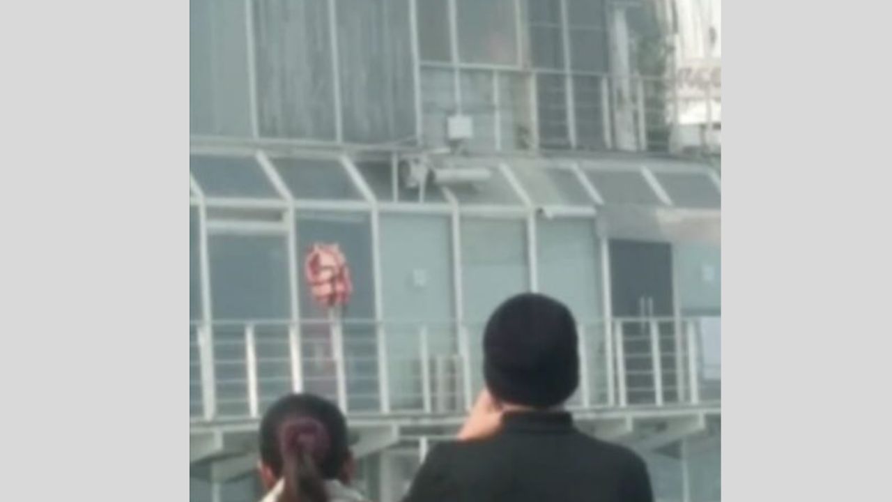 Gorakhpur: नौका विहार के फ्लोटिंग रेस्टोरेंट में भीषण आग, मची अफरा-तफरी