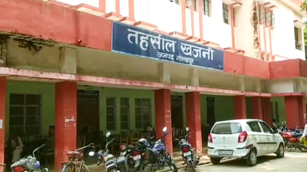 Gorakhpur News: खजनी तहसील में अधिवक्ताओं का उग्र प्रदर्शन, तहसीलदार कोर्ट का बहिष्कार