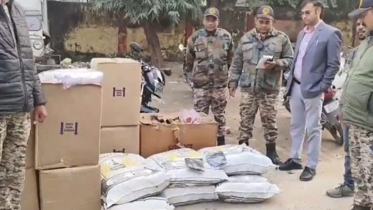 Gorakhpur Crime News: गीता प्रेस क्षेत्र में प्रतिबंधित 238 किलो अवैध प्लास्टिक जब्त, इतना लगा जुर्माना