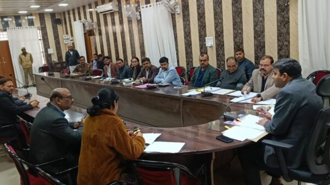 Gorakhpur: योजनाओं में लापरवाही को लेकर डीएम ने बैंकर्स को लगाई फटकार, दी ये हिदायत