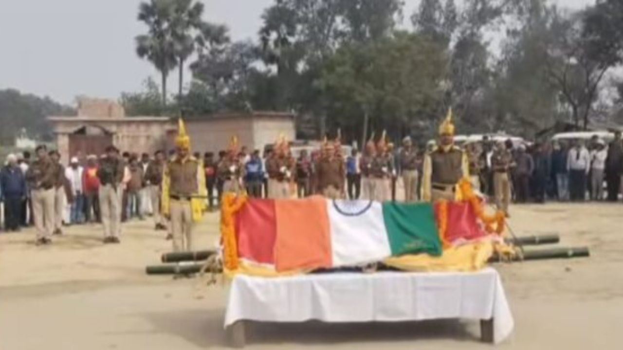 Gorakhpur: ड्यूटी पर तैनात CISF जवान शहीद, गार्ड ऑफ ऑनर के साथ मुक्तिधाम में हुई अंतिम विदाई