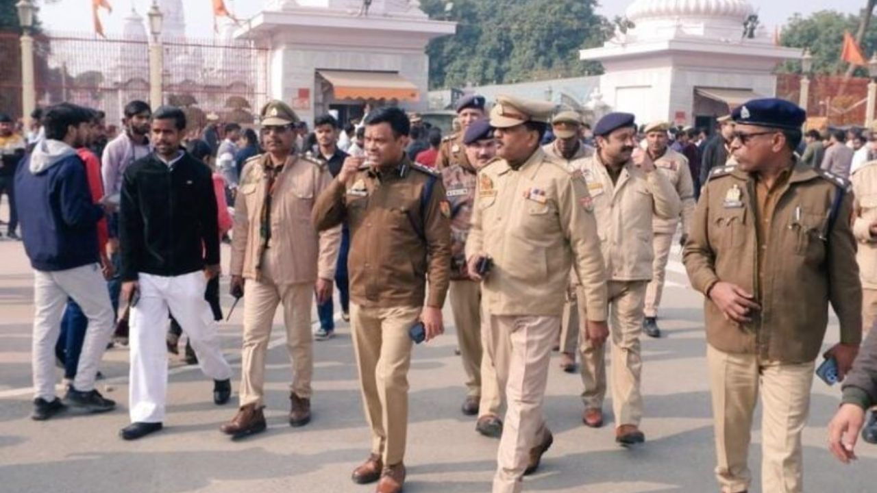 UP News: नववर्ष पर गोरखनाथ मंदिर क्यों पहुंचे डीआईजी, जानिए पूरा मामला