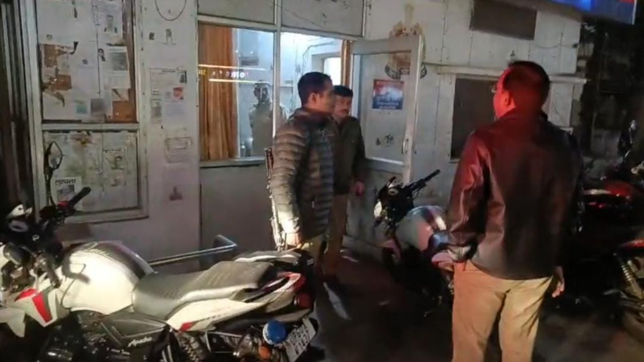 गोरखपुर रेलवे स्टेशन पर बड़ी कार्रवाई: बैग से 50 लाख रुपये नकद बरामद, हवाला से जुड़ने की आशंका