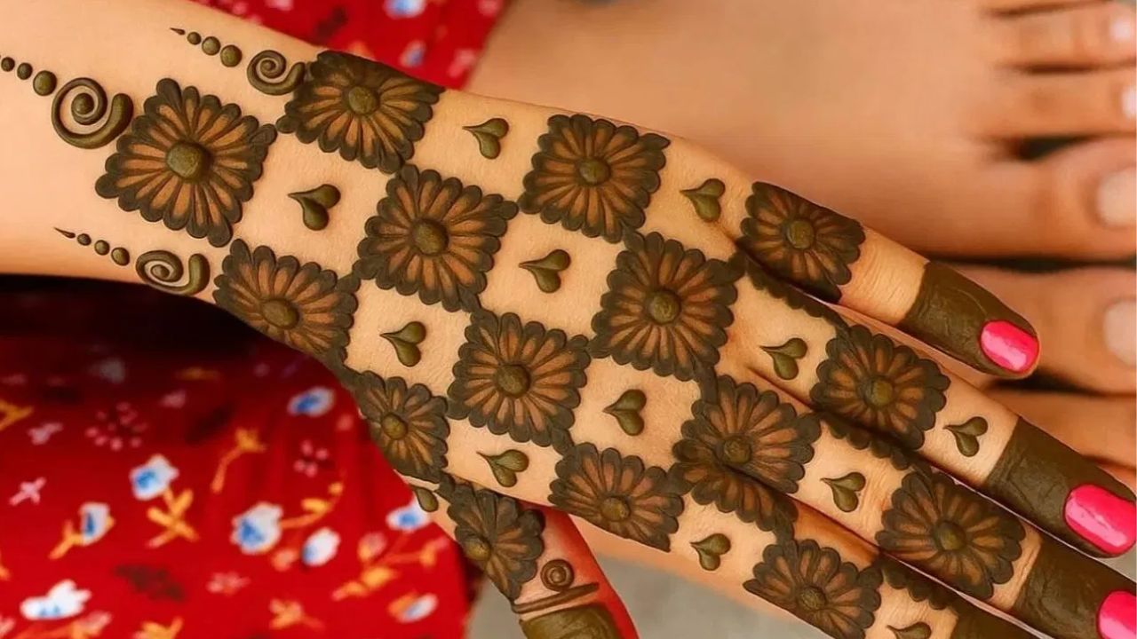 अगर आप चाहती हैं कि मेहंदी रिच दिखे और रंग भी डार्क आए, तो ग्रिड डिजाइन जरूर ट्राई करें। कलाई पर लाइन बनाकर हुम्पस तैयार करें। हथेली के कॉर्नर पर सर्पिल और कर्व बनाएं। 