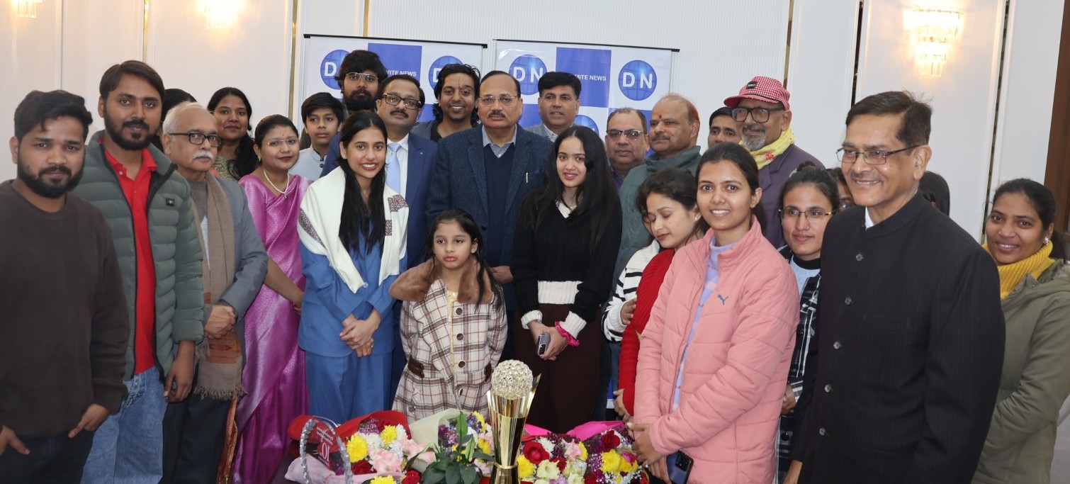 यंग इंडिया कंट्री अवार्ड समारोह में उपस्थित डाइनामाइट न्यूज़ की टीम और गणमान्य लोग