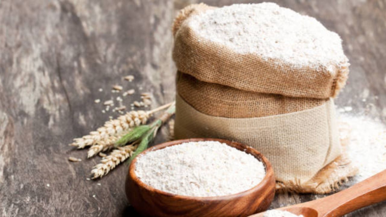 गेहूं या आटे में कीड़े लगने और सीलन से बचने के लिए पुराने समय के कुछ असरदार घरेलू उपाय अपनाएं। सही तरीके से स्टोर करके आप अपने आटे को ताजा और सुरक्षित रख सकते हैं। (फोटो सोर्स- इंटरनेट) गेहूं या आटे में कीड़े लगने और सीलन से बचने के लिए पुराने समय के कुछ असरदार घरेलू उपाय अपनाएं। सही तरीके से स्टोर करके आप अपने आटे को ताजा और सुरक्षित रख सकते हैं। (फोटो सोर्स- इंटरनेट)
