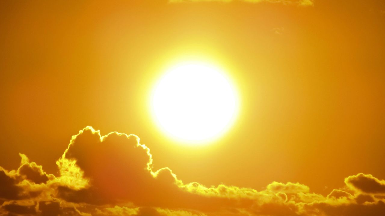 आटा स्टोर करने से पहले डिब्बे को धूप में सुखाएं। इससे न केवल नमी खत्म होती है बल्कि कीड़ों के अंडे भी नष्ट हो जाते हैं, और आटा सालभर ताजा रहता है। (फोटो सोर्स- इंटरनेट) आटा स्टोर करने से पहले डिब्बे को धूप में सुखाएं। इससे न केवल नमी खत्म होती है बल्कि कीड़ों के अंडे भी नष्ट हो जाते हैं, और आटा सालभर ताजा रहता है। (फोटो सोर्स- इंटरनेट)