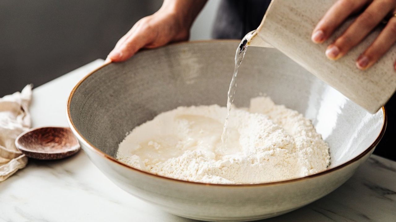 आटे को लंबी समय तक ताजा रखने के लिए हर 30-45 दिन में उसे हल्का सा उलट-पलट दें और धूप में फैलाकर रखें। इससे उसमें नमी और बदबू नहीं आएगी। (फोटो सोर्स- इंटरनेट) आटे को लंबी समय तक ताजा रखने के लिए हर 30-45 दिन में उसे हल्का सा उलट-पलट दें और धूप में फैलाकर रखें। इससे उसमें नमी और बदबू नहीं आएगी। (फोटो सोर्स- इंटरनेट)