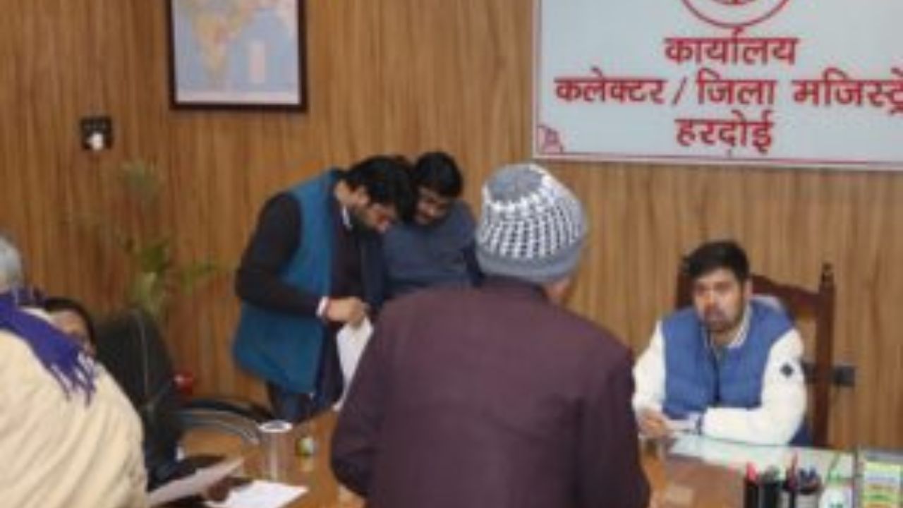 हरदोई में मतदाता सूची में बड़ा खेल, इस सीट पर सबसे ज्यादा नाम कटे, वोटर्स की संख्या घटकर हुई इतनी