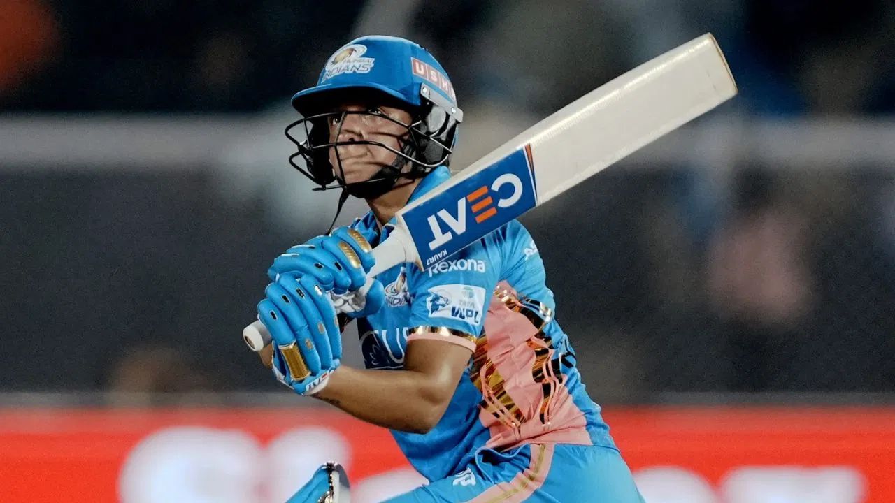 पांचवें स्थान पर मुंबई इंडियंस की कप्तान हरमनप्रीत कौर हैं। उन्होंने 27 मैचों में 851 रन बनाए हैं और उनका औसत 40.52 का रहा है। हरमनप्रीत ने 8 अर्धशतक जड़े हैं और वह मैच फिनिश करने में माहिर मानी जाती हैं। कप्तान के तौर पर उनका अनुभव और संयम टीम के लिए बेहद अहम साबित हुआ है। (Img: Internet)