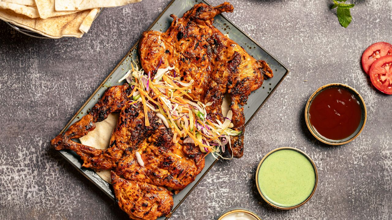 प्रोटीन शरीर की मांसपेशियों, इम्युनिटी और एनर्जी के लिए जरूरी पोषक तत्व है। नॉनवेज खाने वालों के लिए चिकन और मटन प्रमुख प्रोटीन स्रोत हैं, लेकिन दोनों के पोषण मूल्य और शरीर पर असर अलग-अलग होते हैं। सही विकल्प चुनना सेहत के लिए बेहद जरूरी माना जाता है।(फोटो सोर्स- pexels) प्रोटीन शरीर की मांसपेशियों, इम्युनिटी और एनर्जी के लिए जरूरी पोषक तत्व है। नॉनवेज खाने वालों के लिए चिकन और मटन प्रमुख प्रोटीन स्रोत हैं, लेकिन दोनों के पोषण मूल्य और शरीर पर असर अलग-अलग होते हैं। सही विकल्प चुनना सेहत के लिए बेहद जरूरी माना जाता है।(फोटो सोर्स- pexels)