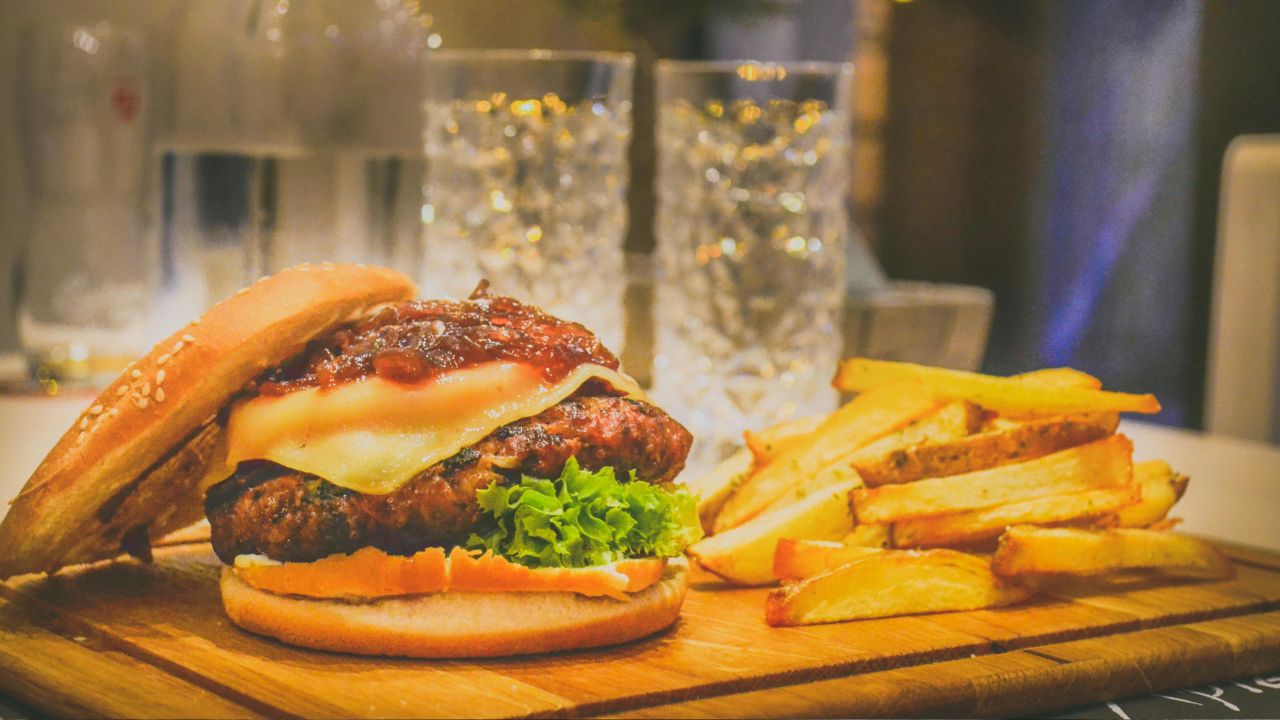 चिकन में सैचुरेटेड फैट और कोलेस्ट्रॉल की मात्रा मटन से कम होती है। इसलिए हार्ट डिजीज, हाई कोलेस्ट्रॉल और डायबिटीज से जूझ रहे लोगों के लिए चिकन को अपेक्षाकृत सुरक्षित नॉनवेज प्रोटीन माना जाता है।(फोटो सोर्स- pexels) चिकन में सैचुरेटेड फैट और कोलेस्ट्रॉल की मात्रा मटन से कम होती है। इसलिए हार्ट डिजीज, हाई कोलेस्ट्रॉल और डायबिटीज से जूझ रहे लोगों के लिए चिकन को अपेक्षाकृत सुरक्षित नॉनवेज प्रोटीन माना जाता है।(फोटो सोर्स- pexels)