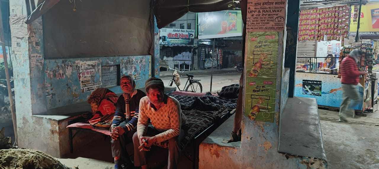 रायबरेली का ये कैसा रैन बसेरा, चार चारपाई, न ठीक से लगा बिस्तर न औढने के लिये रजाई
