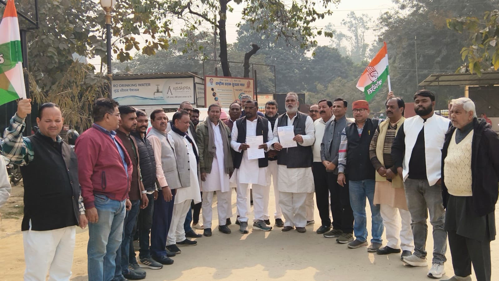 मणिकर्णिका घाट पर मूर्तियों के ध्वस्तीकरण के विरोध में कांग्रेस का जोरदार प्रदर्शन, राज्यपाल को सौंपा ज्ञापन