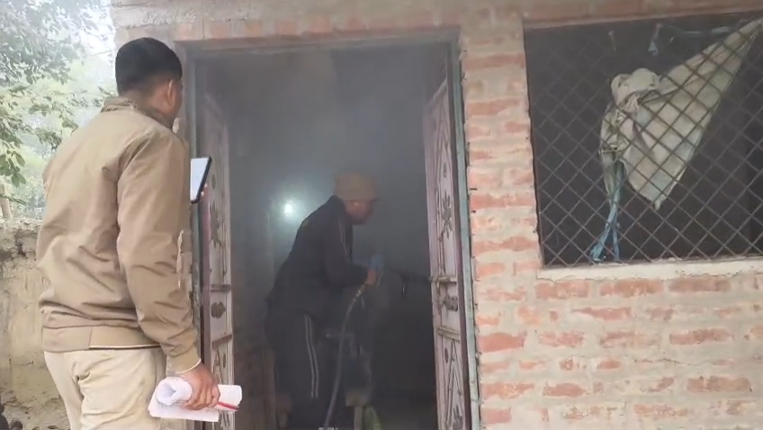Raebareli News: रायबरेली में संदिग्ध हालत में बन्द पड़े मकान में लगी आग