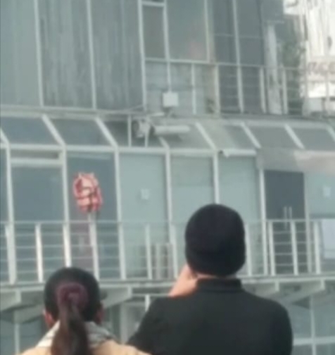 Gorakhpur: नौका विहार के फ्लोटिंग रेस्टोरेंट में भीषण आग, मची अफरा-तफरी