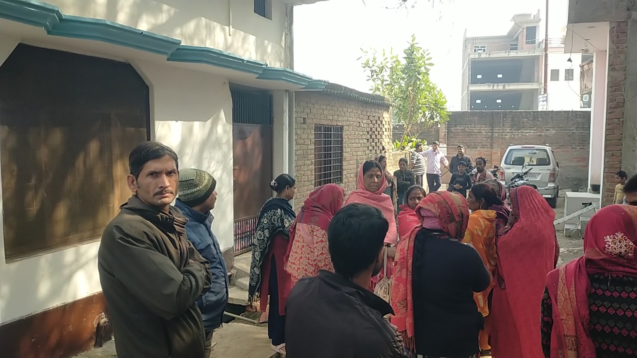 रायबरेली में संदिग्ध परिस्थितियों में महिला अनुदेशक ने लगाई फांसी, परिजनों में कोहराम