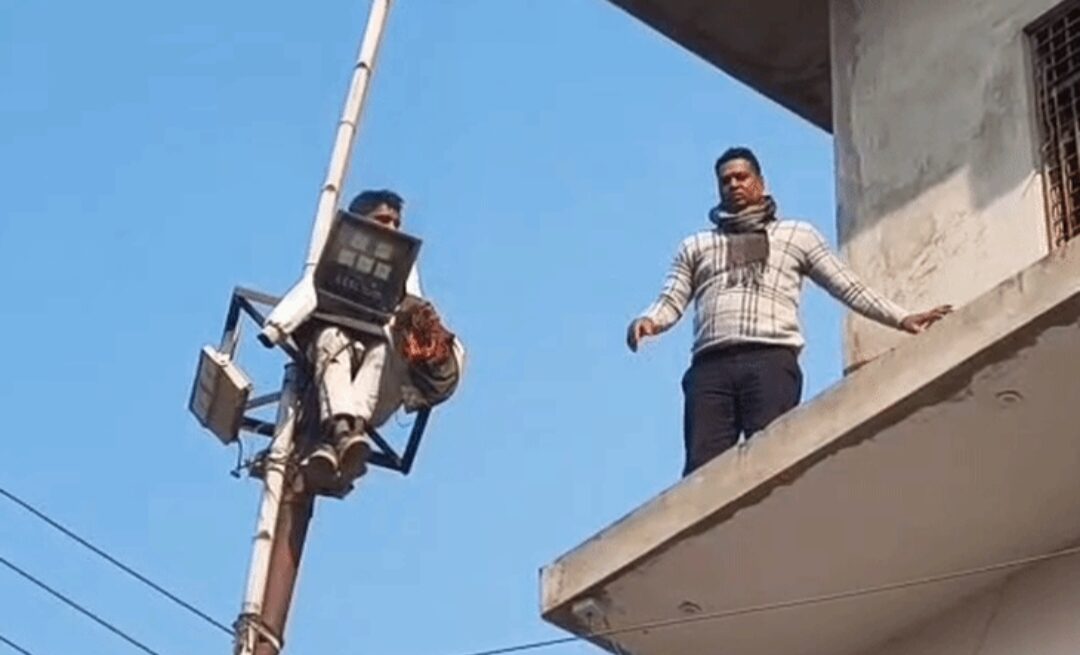गोरखपुर में मौत से खेल: पोल पर चढ़े युवक ने खुद को लगाई आग, पुलिस के सामने हाई-वोल्टेज ड्रामा