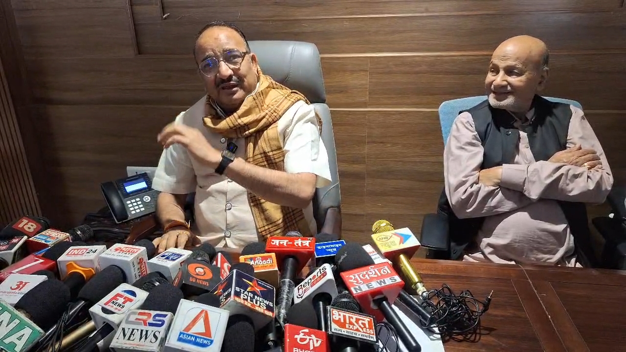 फिरोज गांधी के ड्राइविंग लाइसेंस पर सियासी घमासान, राज्य मंत्री दिनेश सिंह ने उठाए गंभीर सवाल