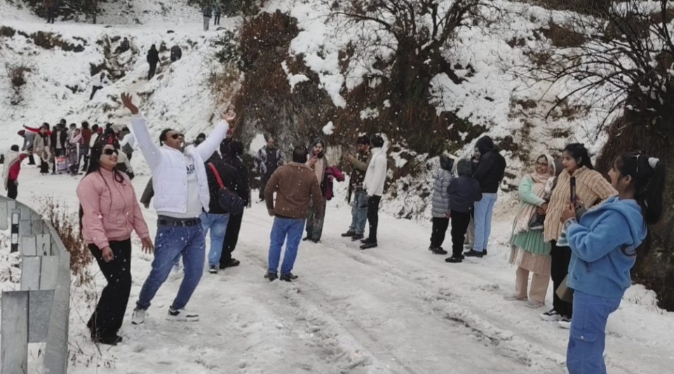 तीन दिन की छुट्टी में नैनीताल फुल, बर्फ देखने उमड़े सैलानी; पहाड़ों पर लौटी रौनक