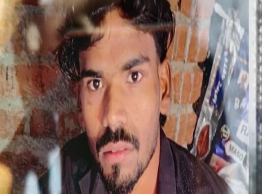 रेलवे ट्रैक पर ईयरफोन लगाकर बैठा युवक, तेज रफ्तार ट्रेन ने कुचला; सिर धड़ से अलग, मौके पर मौत