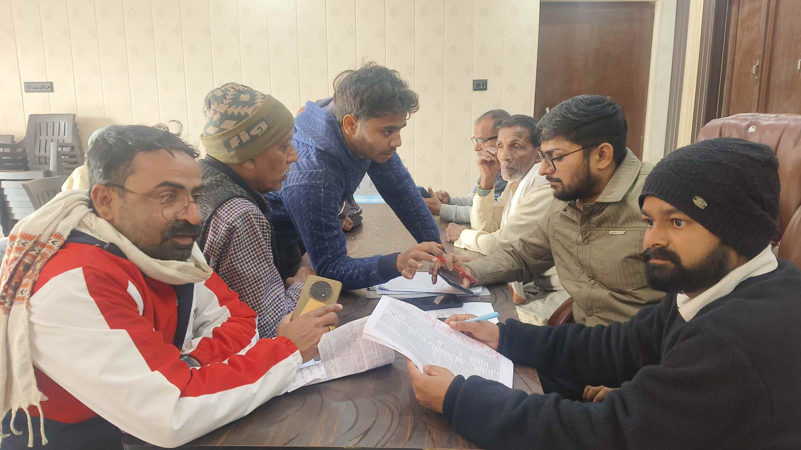 गोरखपुर वालों के लिए खुशखबरी: अब तहसील के चक्कर नहीं, गांव में ही हो रही फार्मर रजिस्ट्री