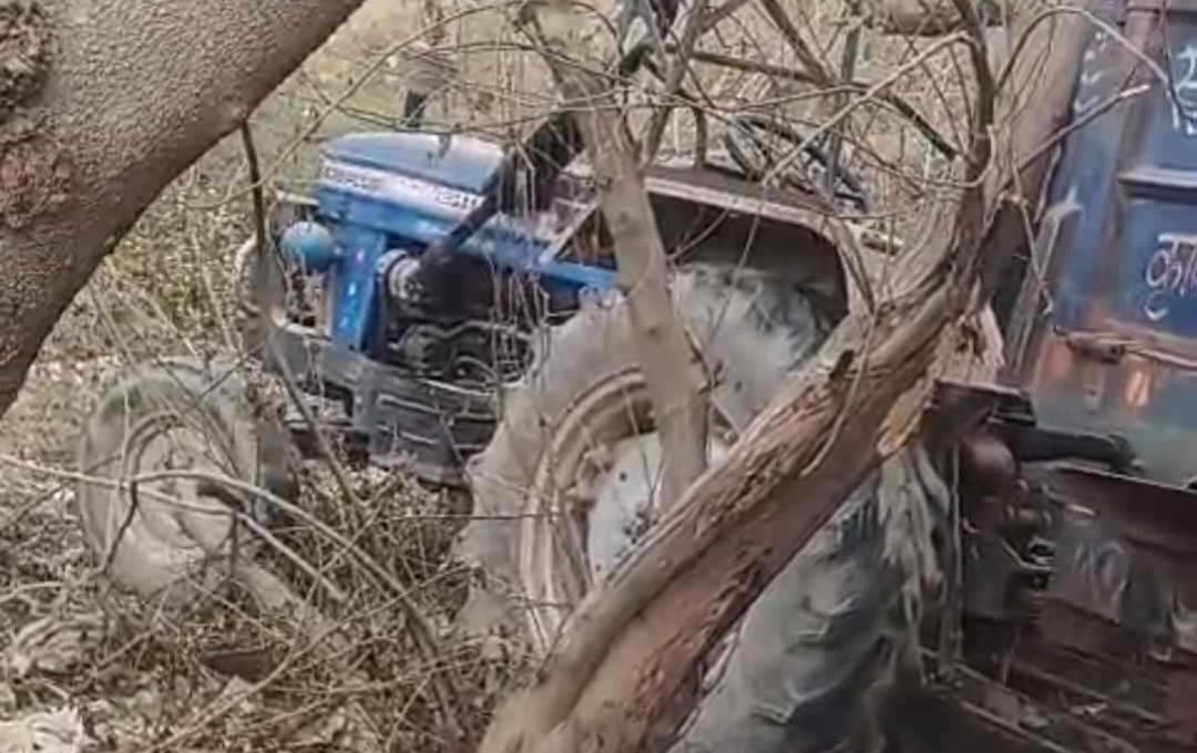 खजनी में ट्रैक्टर-ट्रॉली का कहर, लापरवाही से मासूम गंभीर रूप से घायल, इलाके में फैला आक्रोश