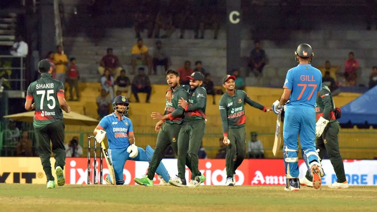 भारत और बांग्लादेश के बीच क्रिकेट हमेशा से ही तीव्र प्रतिस्पर्धा का विषय रही है। मैदान पर बांग्लादेश टीम अक्सर टीम इंडिया के खिलाफ अपना जोश खो देती है, जबकि भारतीय टीम इन मुकाबलों में हमेशा दबदबा बनाए रखती है। इस कड़वी सच्चाई के बावजूद, दोनों देशों के बीच कई विवाद और झड़पें सामने आई हैं। आइए जानते हैं भारत-बांग्लादेश क्रिकेट में हुई पांच बड़ी कॉन्ट्रोवर्सी के बारे में। (Img: Internet)