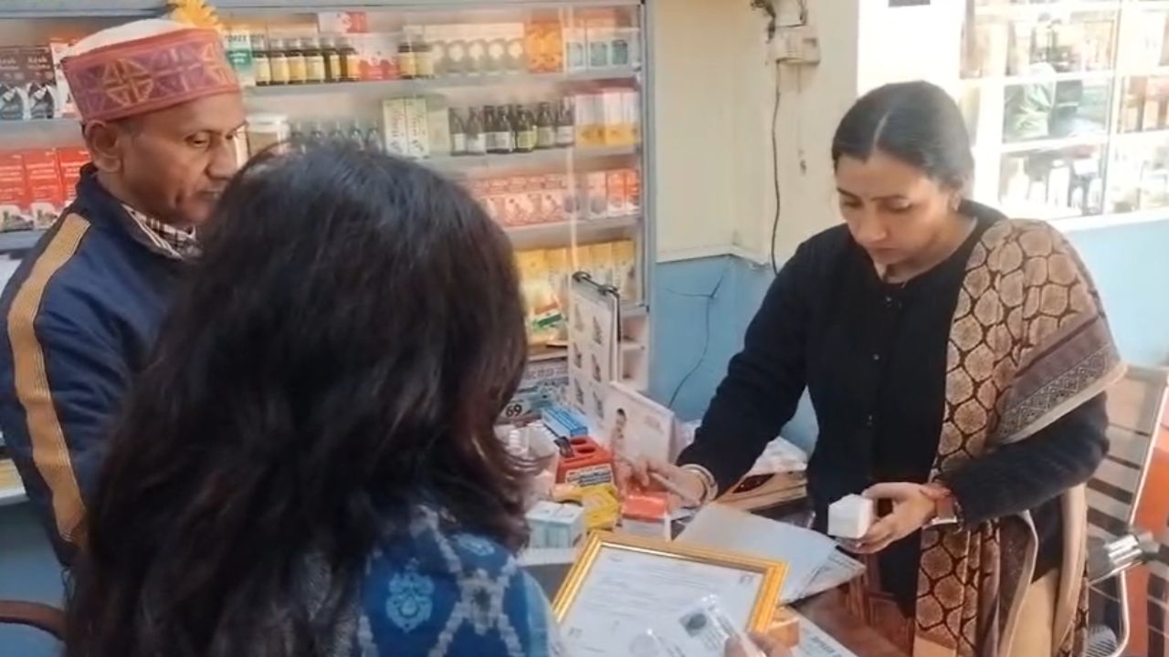 रामनगर में अचानक हुई  झोलाछाप डॉक्टरों पर कार्रवाई, कई क्लीनिक बंद, तीन पर प्रशासन का सख्त एक्शन