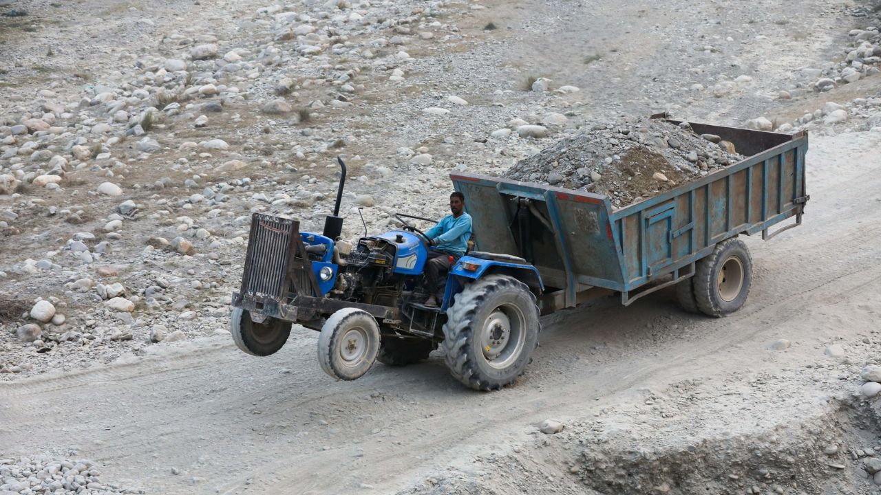 Ramnagar News: कोसी नदी में किसकी चल रही मशीनें? बेरोजगार मजदूरों का आरोप, प्रशासन और सरकार पर सवाल