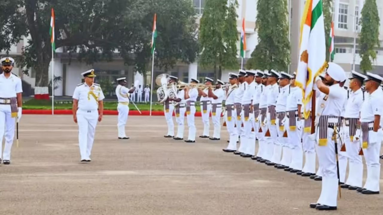 इंडियन नेवी में अधिकारी बनने का मौका, जानें योग्यता, आयु और वेतन और कब से शुरू होगा आवेदन?