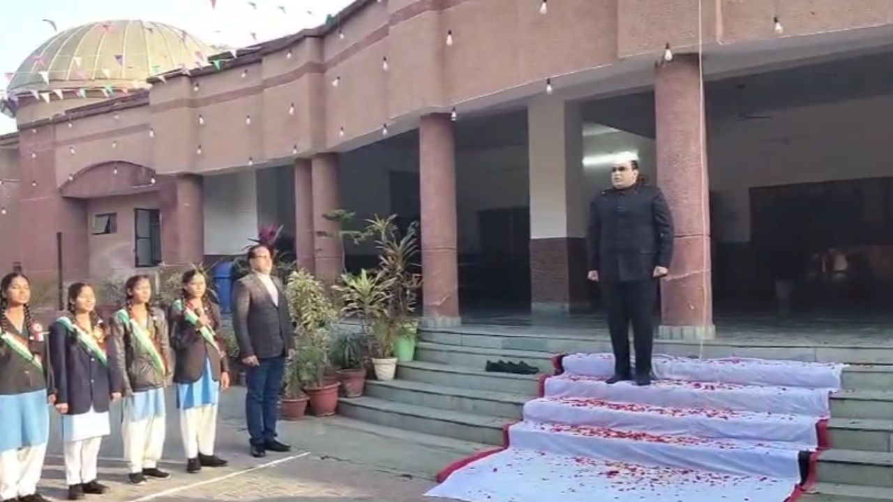 कासगंज में धूमधाम से मना गणतंत्र दिवस, जिलाधिकारी प्रणय सिंह ने फहराया तिरंगा, दिया ये खास संदेश