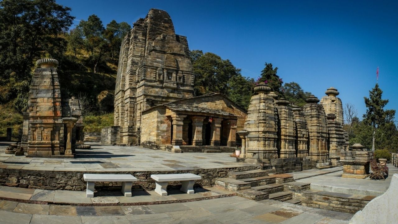 अल्मोड़ा जिले में समुद्र तल से 2,116 मीटर की ऊंचाई पर स्थित कटारमल सूर्य मंदिर 9वीं शताब्दी में कत्यूरी राजा द्वारा बनवाया गया। परिसर में सूर्य देव के अलावा 44 छोटे मंदिर हैं। बारीक पत्थर की नक्काशी, पहाड़ों से घिरा वातावरण और शांति इसे आध्यात्मिक अनुभव बनाते हैं। (फोटो सोर्स- इंटरनेट) अल्मोड़ा जिले में समुद्र तल से 2,116 मीटर की ऊंचाई पर स्थित कटारमल सूर्य मंदिर 9वीं शताब्दी में कत्यूरी राजा द्वारा बनवाया गया। परिसर में सूर्य देव के अलावा 44 छोटे मंदिर हैं। बारीक पत्थर की नक्काशी, पहाड़ों से घिरा वातावरण और शांति इसे आध्यात्मिक अनुभव बनाते हैं। (फोटो सोर्स- इंटरनेट)