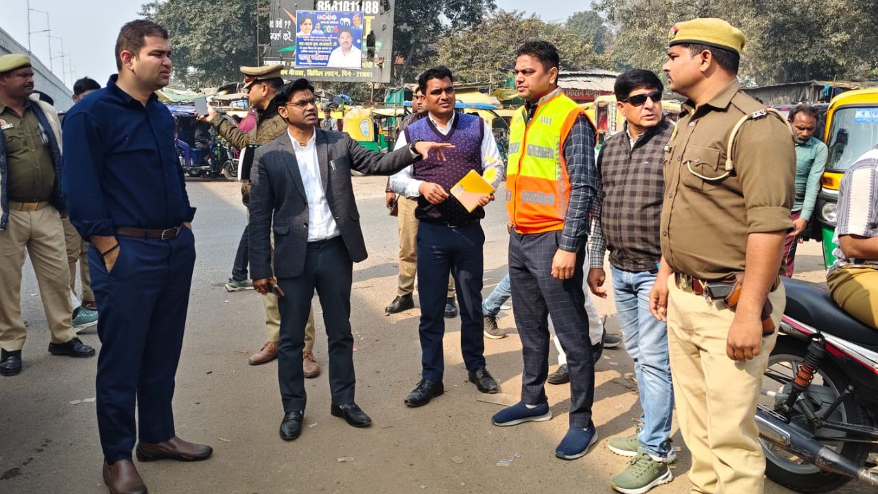 Kaushambi News: सैनी चौराहे पर जाम खत्म करने के लिए जिलाधिकारी ने किया स्थल निरीक्षण, अधिकारियों को दिए सख्त निर्देश