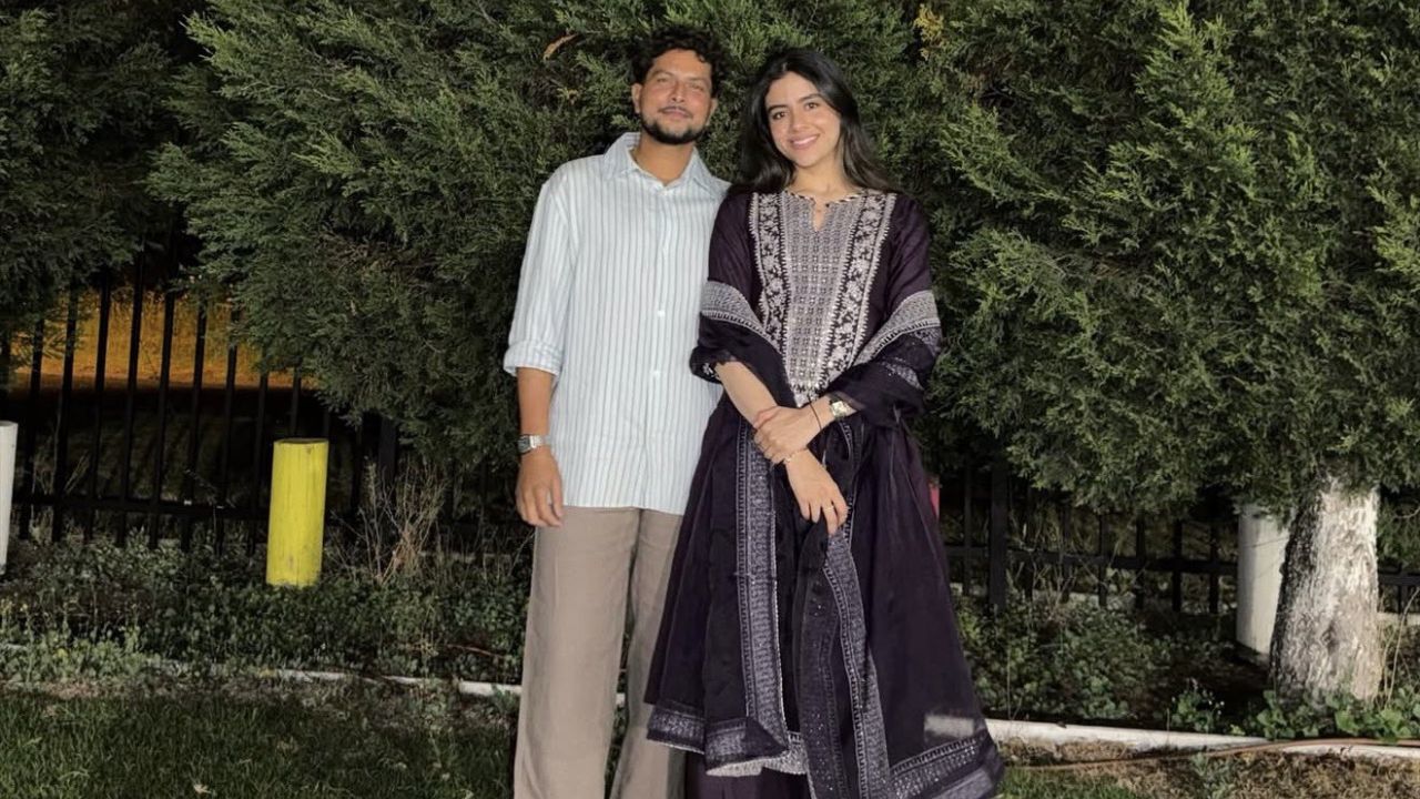 स्पिनर कुलदीप यादव ने न्यू ईयर अपनी मंगेतर के साथ मनाया। दोनों की साथ में तस्वीरें सोशल मीडिया पर वायरल हुईं। फैंस ने उन्हें नए साल और नई शुरुआत की बधाई दी। कुलदीप के लिए यह साल निजी तौर पर खास शुरुआत लेकर आया। (Img: X)