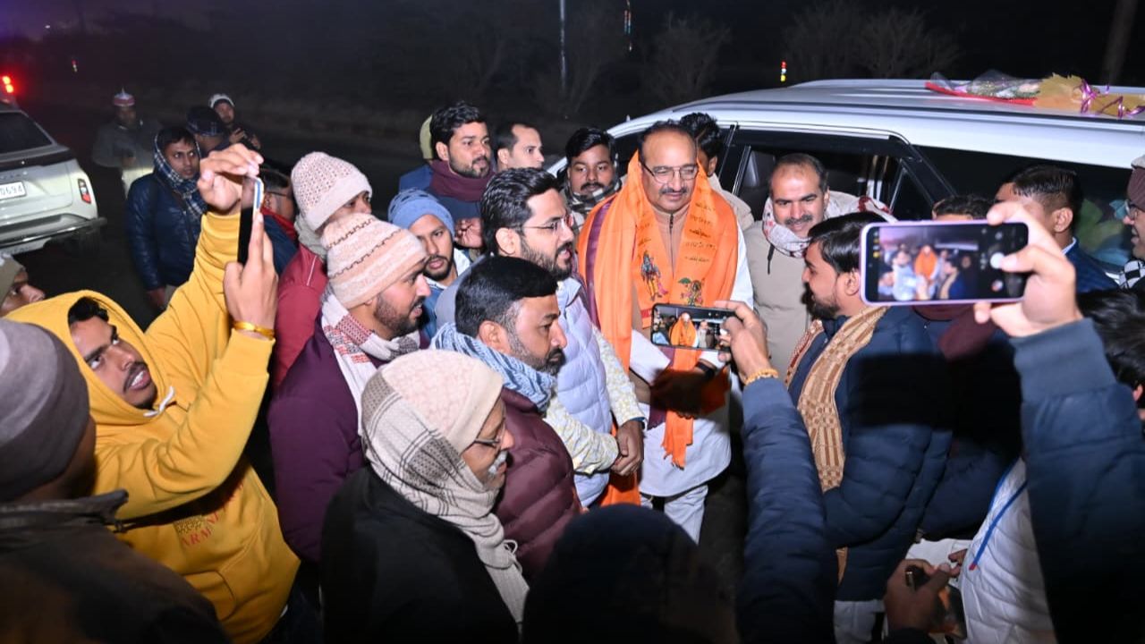 Kushinagar: दिनेश प्रताप सिंह पहुंचे कुशीनगर, जन सरोकार के मुद्दों पर की चर्चा