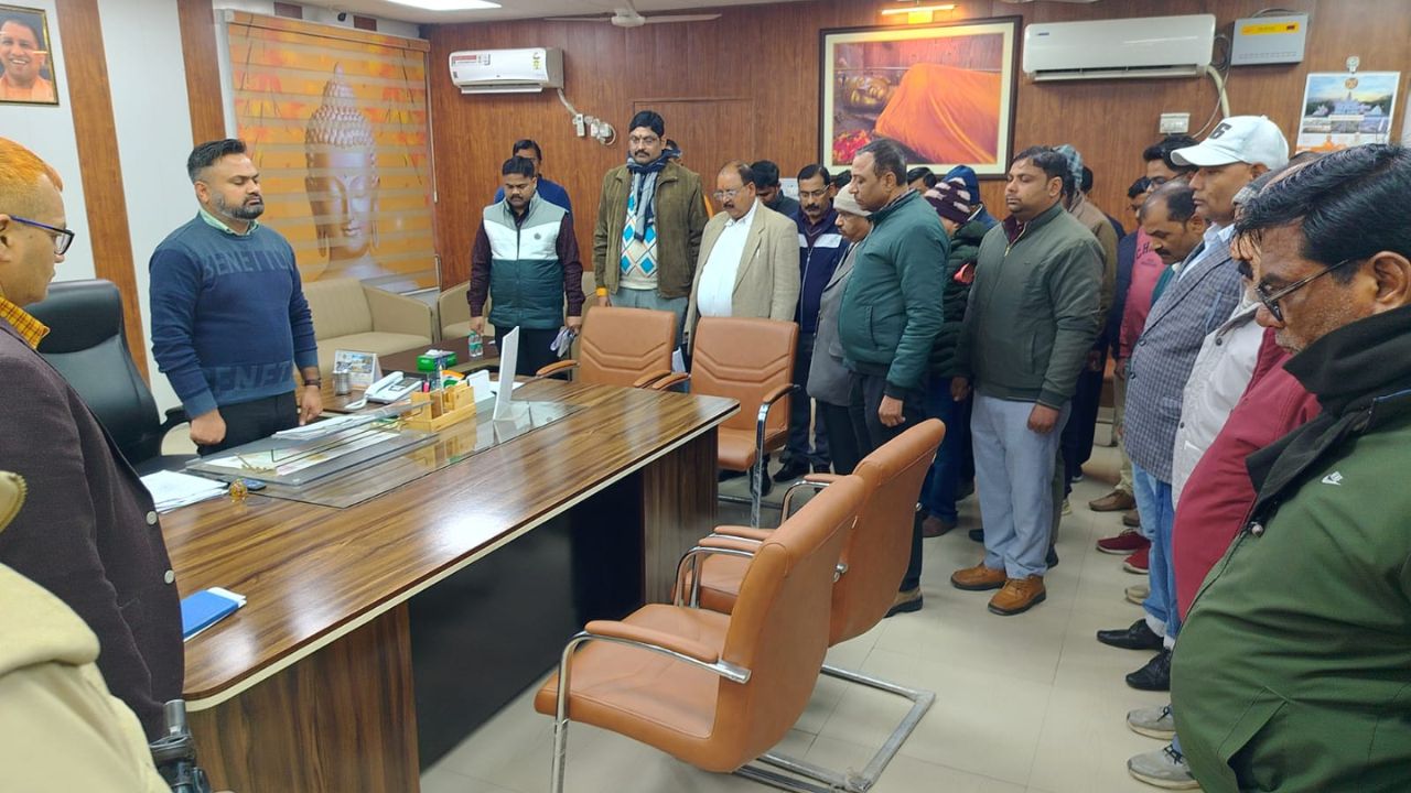 Kushinagar: डीएम ने अफसरों संग स्वतंत्रता संग्राम सेनानियों की शहादत को किया नमन