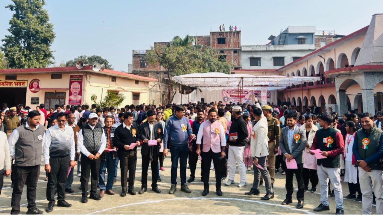 Kushinagar: पडरौना में राष्ट्रीय मतदाता दिवस का भव्य आयोजन, बीएलओ एवं सुपरवाइजर सम्मानित