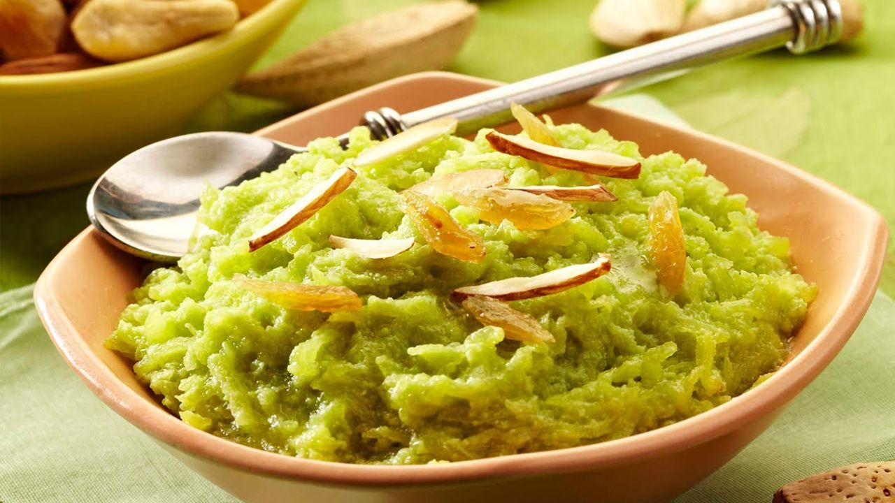 लौकी का हलवा सही मात्रा में बनाया जाए तो हेल्दी रहता है। दूध और थोड़े से घी में पकी लौकी स्वाद के साथ पोषक तत्व भी देती है। यह डाइट में मिठास के विकल्प के रूप में इस्तेमाल किया जा सकता है, बिना कैलोरी बढ़ाए। हलवा बच्चों और बड़ों दोनों के लिए पौष्टिक होता है।(फोटो सोर्स- इंटरनेट)